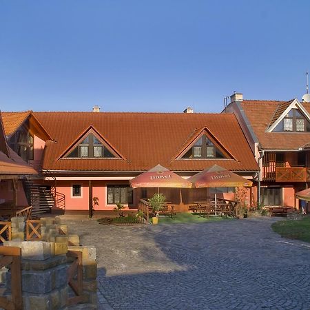 Bezmerovsky Dvur Kroměříž Buitenkant foto