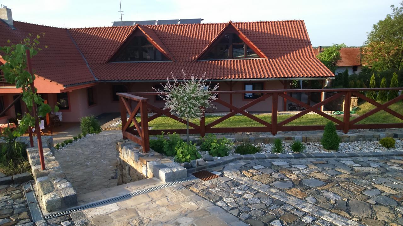Bezmerovsky Dvur Kroměříž Buitenkant foto