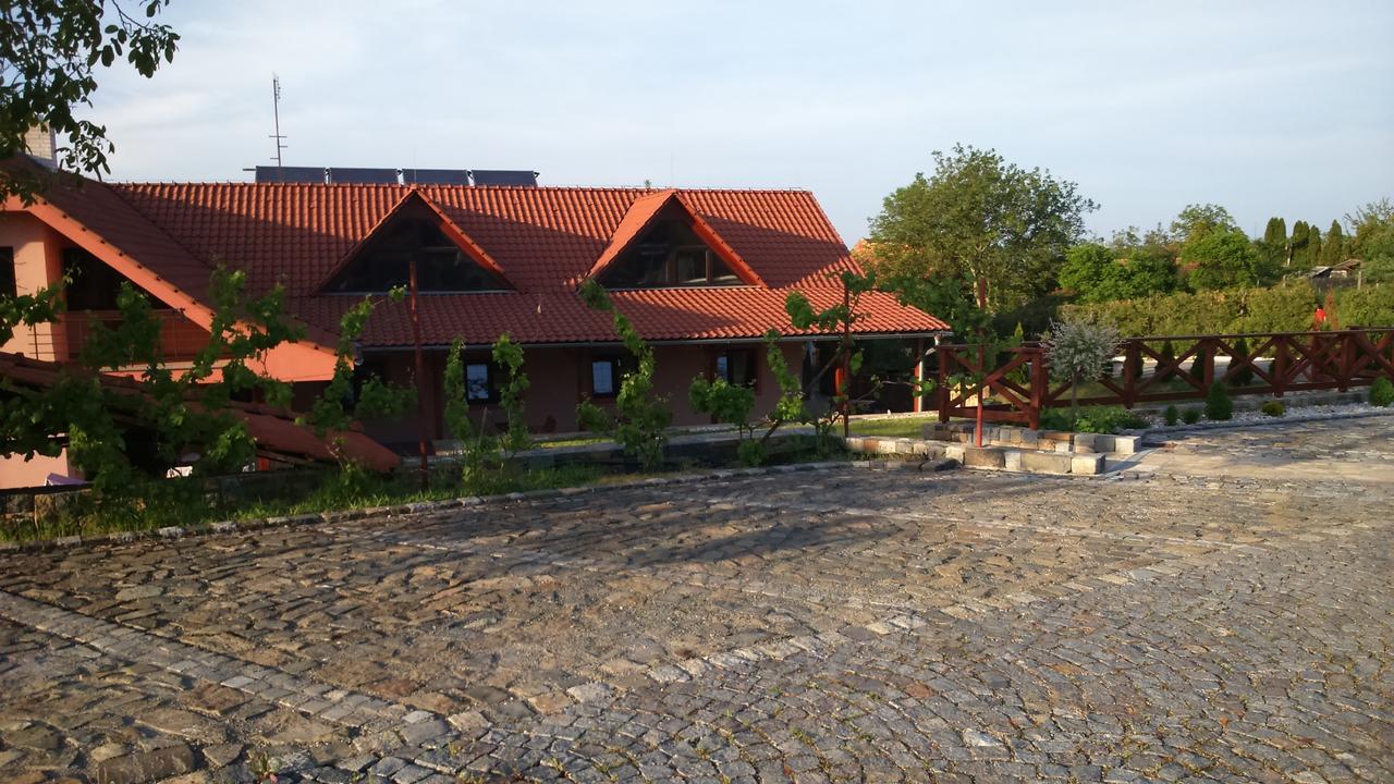 Bezmerovsky Dvur Kroměříž Buitenkant foto